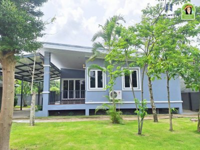 บ้านเดี่ยวชั้นเดียวยกสูง พร้อมอาคารรับรอง เนื้อที่เยอะ หน้ากว้าง ร่มรื่นมาก บรรยากาศดีมีความเป็นส่วนตัว