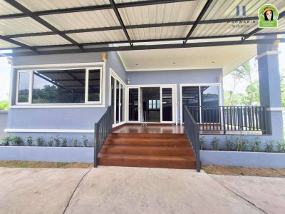 บ้านเดี่ยวชั้นเดียวยกสูง พร้อมอาคารรับรอง เนื้อที่เยอะ หน้ากว้าง ร่มรื่นมาก บรรยากาศดีมีความเป็นส่วนตัว