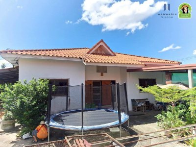 บ้านเดี่ยวชั้นเดียว 2 หลัง บนพื้นที่เดียวกัน ในซอยสมเด็จ 9 ทำเลห้วยวังนอง