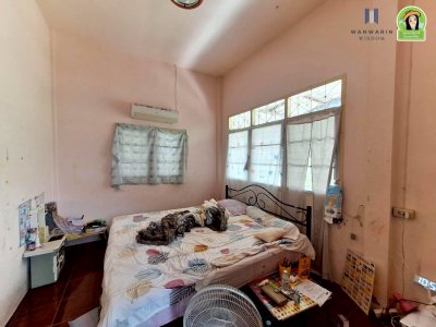 บ้านเดี่ยวชั้นเดียว 2 หลัง บนพื้นที่เดียวกัน ในซอยสมเด็จ 9 ทำเลห้วยวังนอง