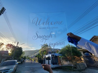 Acrylic name plate placed in front of the wedding