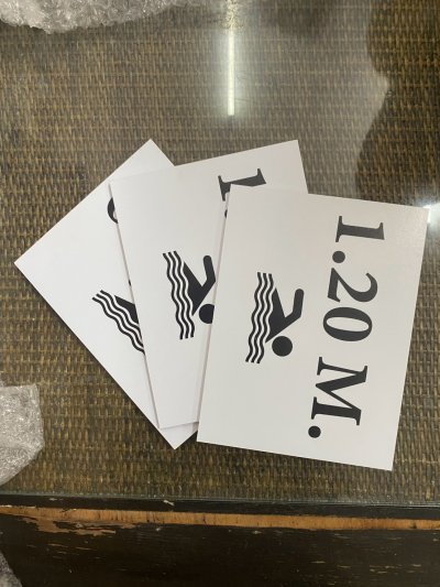 ป้ายแสดงระดับความลึกของสระว่ายน้ำ ป้ายพลาสวูด ป้ายแสดงระดับความลึกของสระว่ายน้ำ ป้ายพลาสวูด