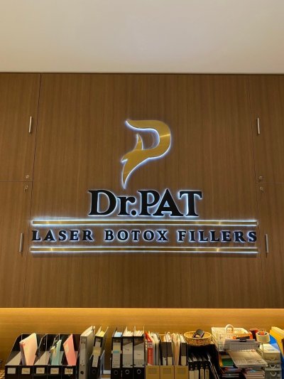 ป้ายโลโก้ติดผนังภายในอาคาร ป้ายโลโก้ติดผนังภายในอาคาร