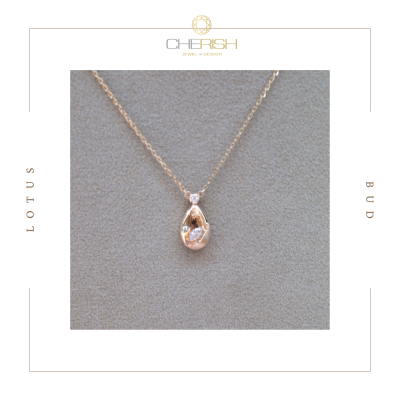Lotus Bud Diamond Necklace (ฝังเฉียง)