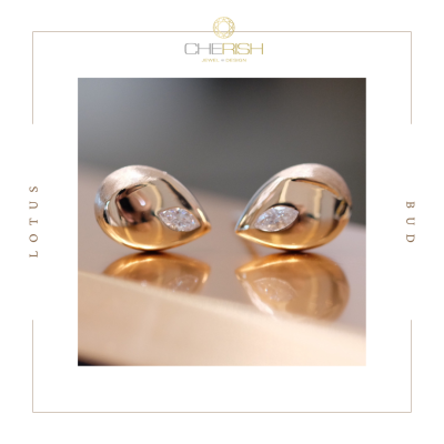Lotus Bud Diamond Earring (ฝังตรง)