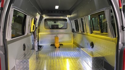 toyota commuter ปูพื้นอะลูมิเนียมตีนเป็ด ฉากกั้นตีนเป็ด ขนรถตอเตอร์ไซด์