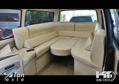 รถบ้าน ทำโซฟา ติดตั้งอุกรณ์ เพื่อความบันเบิงต่างๆ 