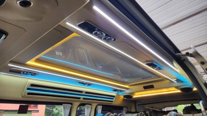 หลังคา VIP แบบเรียบหรู เน้นแนวไฟเส้น ช่องแอร์คู่เบนซ์