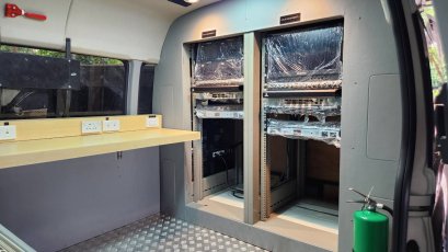 รถตู้ ดัดแปลง เป็นรถสำนักงาน