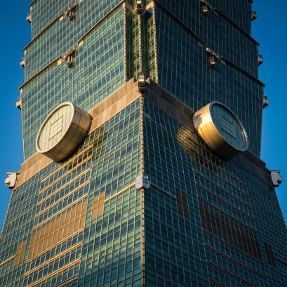 ถอดรหัสฮวงจุ้ยตึกไทเป 101 (Taipei 101): เจดีย์ไม้ไผ่ 8 ปล้อง ลูกแก้วมังกรสลายลมพิฆาต และเหรียญโบราณดักทรัพย์