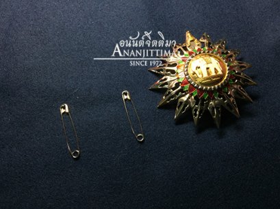 การประดับเครื่องราชฯ ดวงดาราบนเสื้อขาว