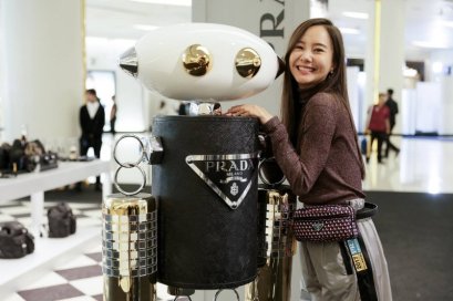 เต้ย จรินทร์พร, ปู ไปรยา, ใหม่ ดาวิกา และโทนี่ ชมป๊อปอัพสโตร์ Prada Nylon Vela 