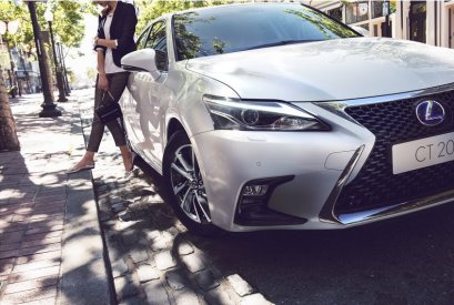 สัมผัสสุดยอดยนตกรรมไฮบริดแฮทช์แบค ที่สมบูรณ์แบบยิ่งขึ้น Lexus CT200h โฉมใหม่ “LIVE PLAY FUN”