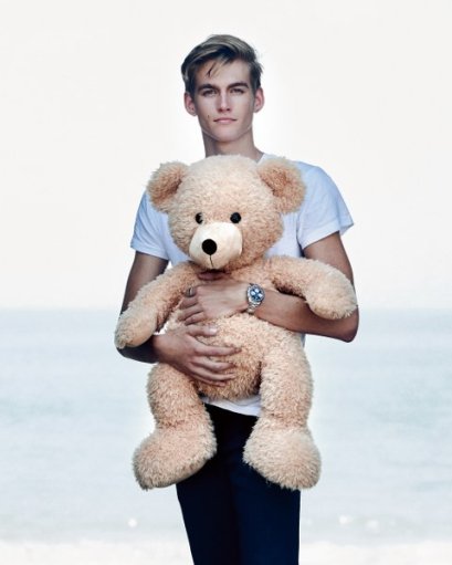 เพรสลีย์ เกอร์เบอร์ ร่วมเปิดตัว OMEGA Speedmaster 38 mm “Orbis”