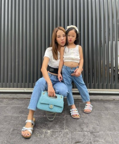 คู่คุณแม่ลูกคนดัง แมทช์รองเท้า Birkenstock Holding your Kids’s hand and Wearing Birkenstock Together