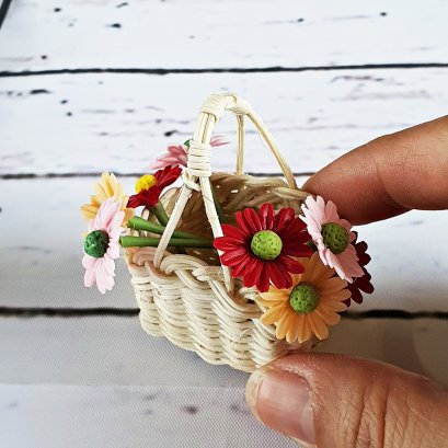 Dollhouse Miniatures Daisy Flower in Rattan Basket