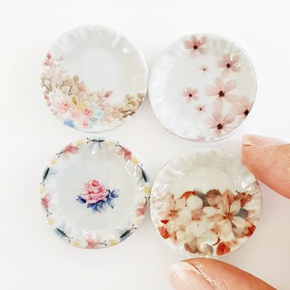 Miniature ceramic plates featuring pastel flower patterns, ideal for dollhouse kitchens, tea sets, or elegant wall decor.