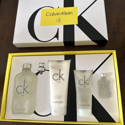 Calvin Klein CK One Gift Set 2022 (4 Pcs)