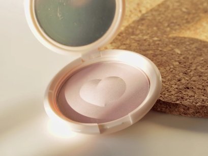 It's skin Colorable Bouncy Highlighter 13g. #2. Pearly Pink