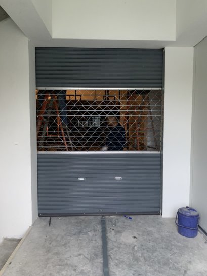 ประตูม้วนลายโปร่ง ชุบซิงค์พร้อมติดตั้ง