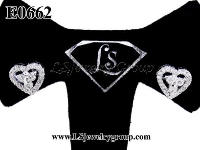 ต่างหูเพชรแท้ธรรมชาติ (Natural Diamonds)  น้ำงามที่สุด (Perfect Heart&Arrow Ideal Cut) 0.70 Ct.  เพชรแท้ธรรมชาติ H&A-รัชเชี่ยนคัท 50 เม็ด (น้ำ100-99%) ทองคำเปอร์เซ็นต์สูงสุด หนัก 4.400 g.