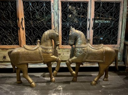 BRI42 Elegant Pair of Horses Full Embossed Brass