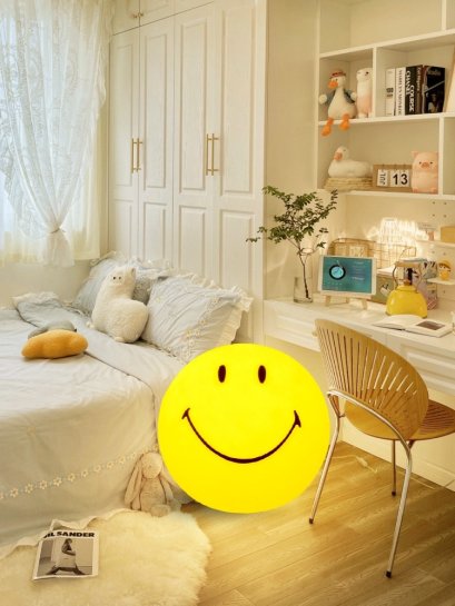 โคมไฟตกแต่งห้องแบบวางพื้น Smiley Face หน้ายิ้มสไมลล์ลี่ ขนาดใหญ่ 43 cm. วัสดุ PE ระบบไฟ LED สามารถปรับสีไฟ Daylight , Warmlight เป็นโคมไฟตกแต่งห้องที่ได้รับแรงบันดาลใจจากหน้ายิ้มสไมลล์ลี่ ออกแบบมาเพื่อเพิ่มความสว่างและสร้างบรรยากาศที่สดใสให้กับห้องของคุณ 