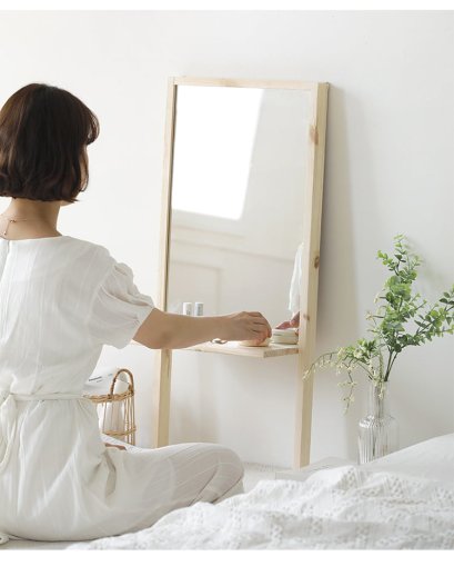 กระจกแต่งตัวกรอบไม้สนแบบตั้งพื้นพร้อมชั้นวาง SIMPLE SHELF MIRROR