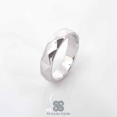 แหวนทองขาวเกลี้ยง18k รุ่นเงาลายข้าวหลามตัด