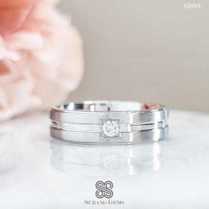 แหวนเพชรเม็ดเดี่ยว เรือนทองขาว 18K รุ่นมีร่องกลาง