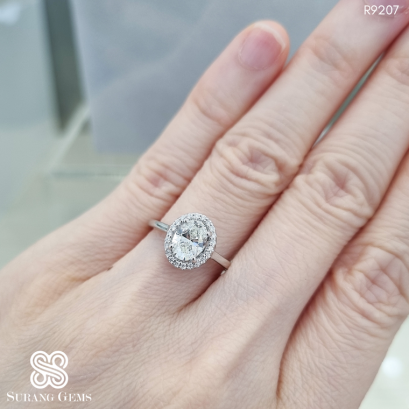 แหวนเพชรรูปไข่ Oval Engagement Ring