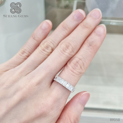 แหวนเพชรแถวสี่เหลี่ยม เอเมอรัล