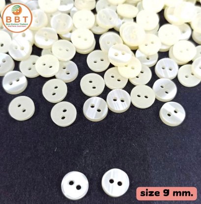 Shiny pearl buttons, white, size 9 mm.