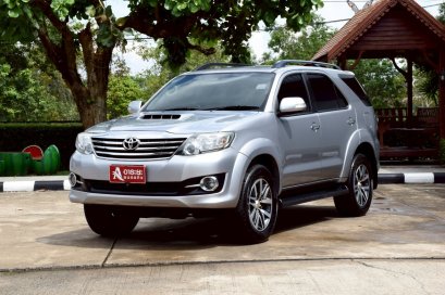 TOYOTA FORTUNER CHAMP 2.5 V AT 2015