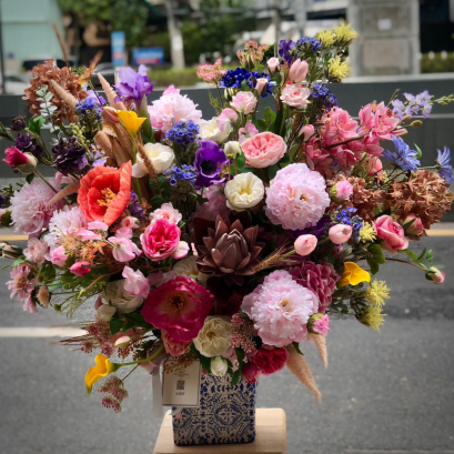 แจกันดอกไม้ประดิษฐ์ ของขวัญแสดงความยินดี หรือ ตกแต่งสำนักงาน ดีไซน์ Luxury ดอกไม้ประดิษฐ์เกรดพรีเมียม สวยหรูทนทาน สะท้อนรสนิยม"