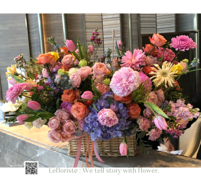 กระเช้าดอกไม้สวยหรูด้วยดอก peony, english roses, size XL, ของร้านดอกไม้ Le Floriste 