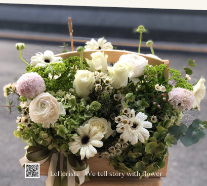 กระเช้าดอกไม้สด โทนเขียวสดใสด้วยดอก Green Hydrangia,  White  Ranunculus ของร้านดอกไม้ Le Floriste 