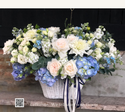กระเช้าดอกไม้แสดงความยินดี สวยเรียบหรู โทนสีอบอุ่น ฟ้าขาวเขียว จากร้านดอกไม้ Lefloriste