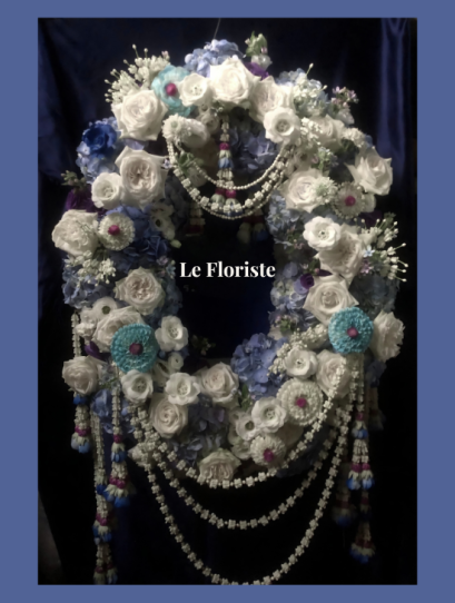 พวงมาลาดอกไม้สด ดอกไม้ประดิษฐ์ แบบ Modern-Thaiไทยจาก Le Floriste ออกแบบประณีตด้วยดอกไม้คุณภาพดีในโทนฟ้า&ndash;ครีม เพิ่มความงดงาม สง่างาม และเหมาะสมสำหรับการไว้อาลัยในพิธีสำคัญ เหมาะสำหรับองค์กรและบุคคลที่ต้องการแสดงความเคารพอย่างสมเกียรติ พร้อมบริการจัดส่งถึงว