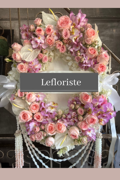 พวงมาลาดอกไม้สด ดอกไม้ประดิษฐ์ สำหรับการถวายความอาลัย  สไตล์ Modern-Thai ออกแบบประณีตด้วยดอกไม้คัดพิเศษ ถ่ายทอดความเคารพอย่างสมพระเกียรติ เหมาะสำหรับองค์กรและงานพิธีทางการ พร้อมบริการบริการจัดส่งและรายงานผลการส่งมอบ