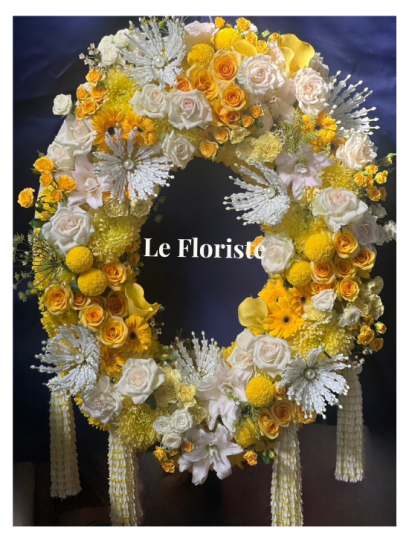 พวงมาลาดอกไม้สด ดอกไม้ประดิษฐ์ แบบ Modern-Thaiไทยจาก Le Floriste ออกแบบประณีตด้วยดอกไม้คุณภาพดีในโทนฟ้า&ndash;ครีม เพิ่มความงดงาม สง่างาม และเหมาะสมสำหรับการไว้อาลัยในพิธีสำคัญ เหมาะสำหรับองค์กรและบุคคลที่ต้องการแสดงความเคารพอย่างสมเกียรติ พร้อมบริการจัดส่งถึงว