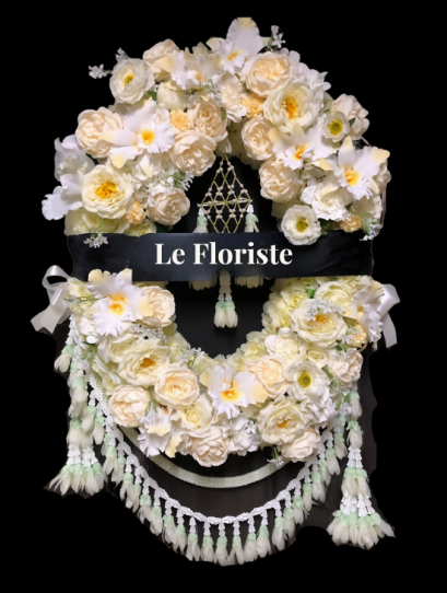 พวงมาลาดอกไม้สด ดอกไม้ประดิษฐ์ แบบ Modern-Thaiไทยจาก Le Floriste ออกแบบประณีตด้วยดอกไม้คุณภาพดีในโทนฟ้า&ndash;ครีม เพิ่มความงดงาม สง่างาม และเหมาะสมสำหรับการไว้อาลัยในพิธีสำคัญ เหมาะสำหรับองค์กรและบุคคลที่ต้องการแสดงความเคารพอย่างสมเกียรติ พร้อมบริการจัดส่งถึงว