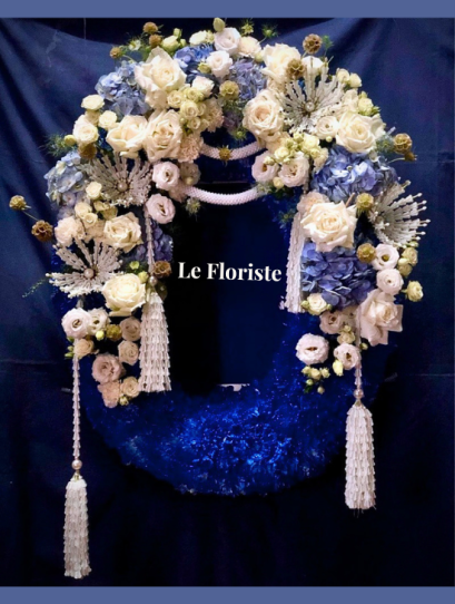 พวงมาลาดอกไม้สด ดอกไม้ประดิษฐ์ แบบ Modern-Thaiไทยจาก Le Floriste ออกแบบประณีตด้วยดอกไม้คุณภาพดีในโทนฟ้า&ndash;ครีม เพิ่มความงดงาม สง่างาม และเหมาะสมสำหรับการไว้อาลัยในพิธีสำคัญ เหมาะสำหรับองค์กรและบุคคลที่ต้องการแสดงความเคารพอย่างสมเกียรติ พร้อมบริการจัดส่งถึงว