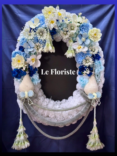 พวงมาลาดอกไม้สด ดอกไม้ประดิษฐ์ แบบ Modern-Thaiไทยจาก Le Floriste ออกแบบประณีตด้วยดอกไม้คุณภาพดีในโทนฟ้า&ndash;ครีม เพิ่มความงดงาม สง่างาม และเหมาะสมสำหรับการไว้อาลัยในพิธีสำคัญ เหมาะสำหรับองค์กรและบุคคลที่ต้องการแสดงความเคารพอย่างสมเกียรติ พร้อมบริการจัดส่งถึงว