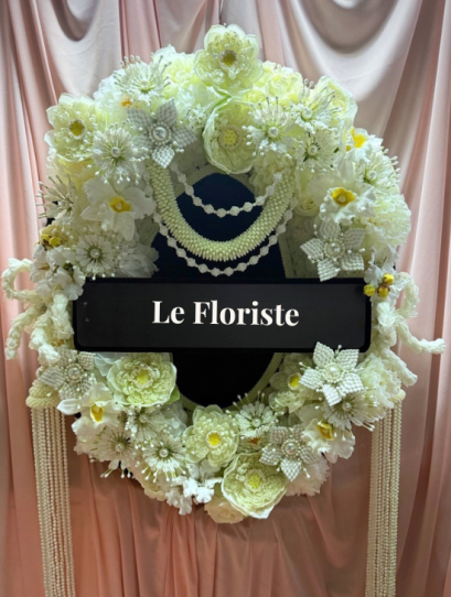 พวงมาลาดอกไม้สด ดอกไม้ประดิษฐ์ แบบ Modern-Thaiไทยจาก Le Floriste ออกแบบประณีตด้วยดอกไม้คุณภาพดีในโทนฟ้า–ครีม เพิ่มความงดงาม สง่างาม และเหมาะสมสำหรับการไว้อาลัยในพิธีสำคัญ เหมาะสำหรับองค์กรและบุคคลที่ต้องการแสดงความเคารพอย่างสมเกียรติ พร้อมบริการจัดส่งถึงว