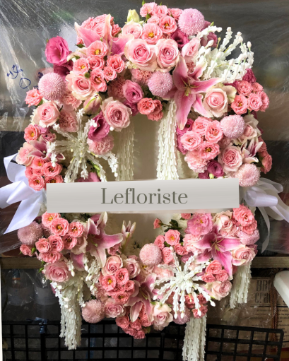 พวงมาลาดอกไม้สด ดอกไม้ประดิษฐ์ สำหรับการถวายความอาลัย  สไตล์ Modern-Thai ออกแบบประณีตด้วยดอกไม้คัดพิเศษ ถ่ายทอดความเคารพอย่างสมพระเกียรติ เหมาะสำหรับองค์กรและงานพิธีทางการ พร้อมบริการบริการจัดส่งและรายงานผลการส่งมอบ