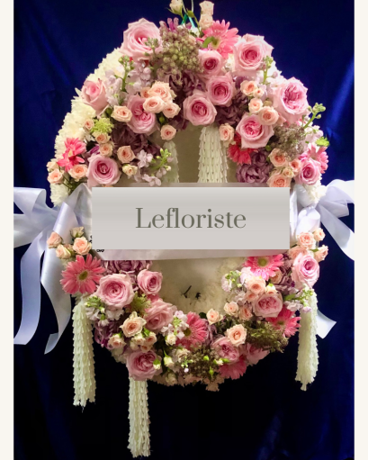 พวงมาลาดอกไม้สด ดอกไม้ประดิษฐ์ สำหรับการถวายความอาลัย  สไตล์ Modern-Thai ออกแบบประณีตด้วยดอกไม้คัดพิเศษ ถ่ายทอดความเคารพอย่างสมพระเกียรติ เหมาะสำหรับองค์กรและงานพิธีทางการ พร้อมบริการบริการจัดส่งและรายงานผลการส่งมอบ