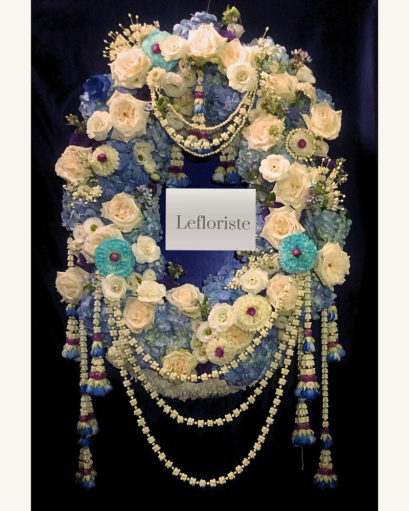 พวงมาลาดอกไม้สด ดอกไม้ประดิษฐ์ สำหรับการถวายความอาลัย  สไตล์ Modern-Thai ออกแบบประณีตด้วยดอกไม้คัดพิเศษ ถ่ายทอดความเคารพอย่างสมพระเกียรติ เหมาะสำหรับองค์กรและงานพิธีทางการ พร้อมบริการบริการจัดส่งและรายงานผลการส่งมอบ