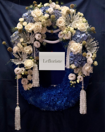 พวงมาลาดอกไม้สด ดอกไม้ประดิษฐ์ สำหรับการถวายความอาลัย  สไตล์ Modern-Thai ออกแบบประณีตด้วยดอกไม้คัดพิเศษ ถ่ายทอดความเคารพอย่างสมพระเกียรติ เหมาะสำหรับองค์กรและงานพิธีทางการ พร้อมบริการบริการจัดส่งและรายงานผลการส่งมอบ