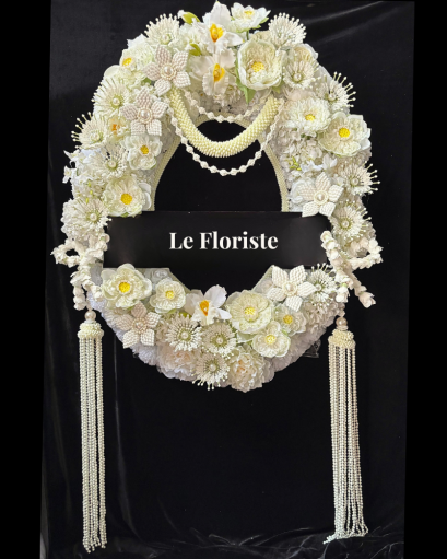 พวงมาลาดอกไม้สด ดอกไม้ประดิษฐ์ แบบ Modern-Thaiไทยจาก Le Floriste ออกแบบประณีตด้วยดอกไม้คุณภาพดีในโทนฟ้า&ndash;ครีม เพิ่มความงดงาม สง่างาม และเหมาะสมสำหรับการไว้อาลัยในพิธีสำคัญ เหมาะสำหรับองค์กรและบุคคลที่ต้องการแสดงความเคารพอย่างสมเกียรติ พร้อมบริการจัดส่งถึงง